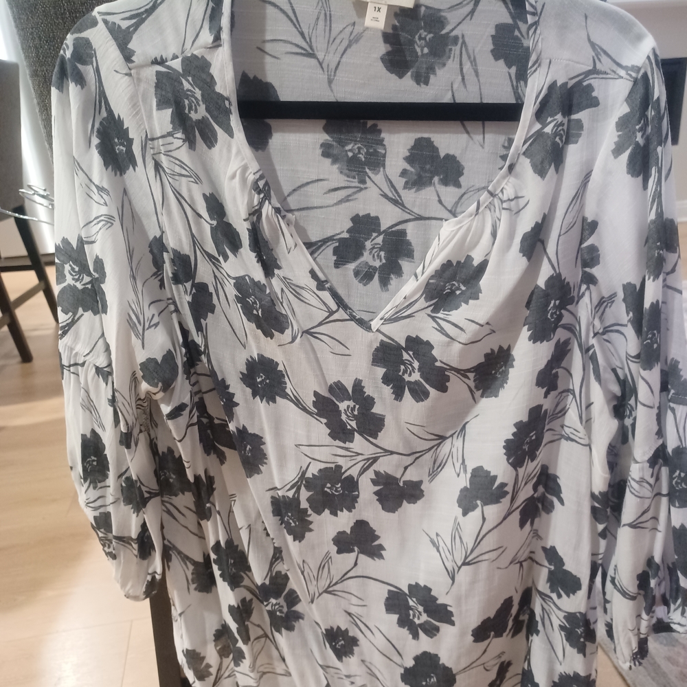 Chic Black Floral V-Neck Blouse